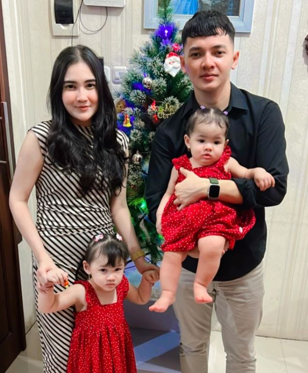 Nella Kharisma with her husband Dory Harsa and kids