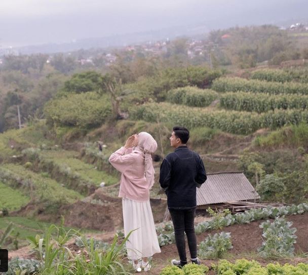 Nesa Aqila with her friend