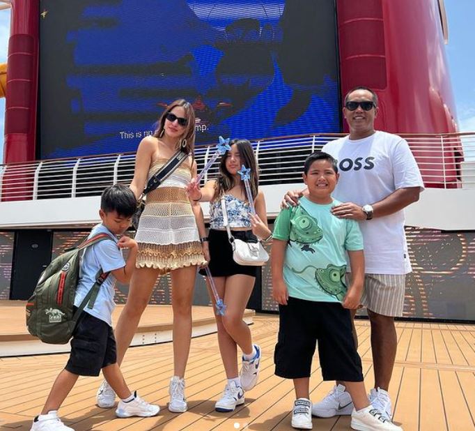 Nia Ramadhani with her husband and kids