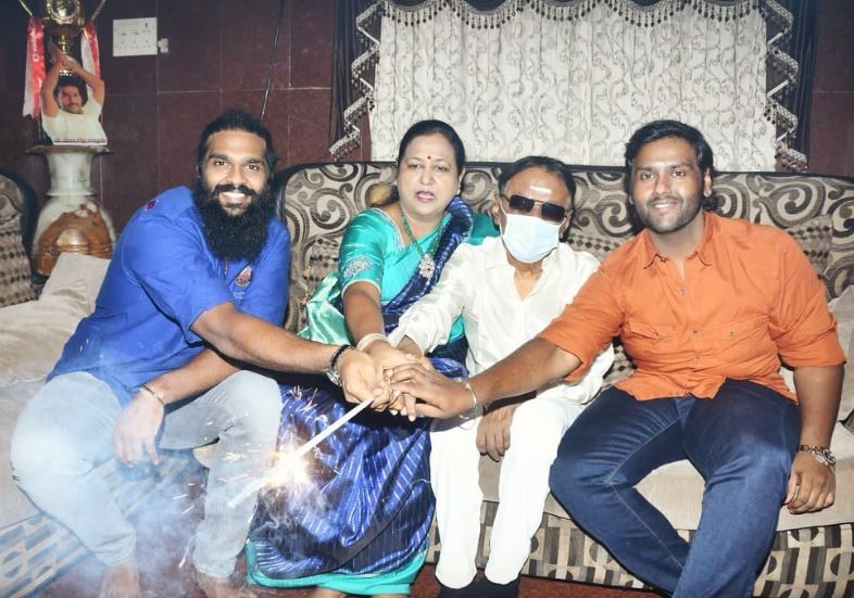 Premalatha Vijayakant with her husband Vijayakanth and sons