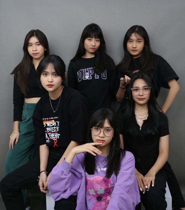 Reva Fidela with team