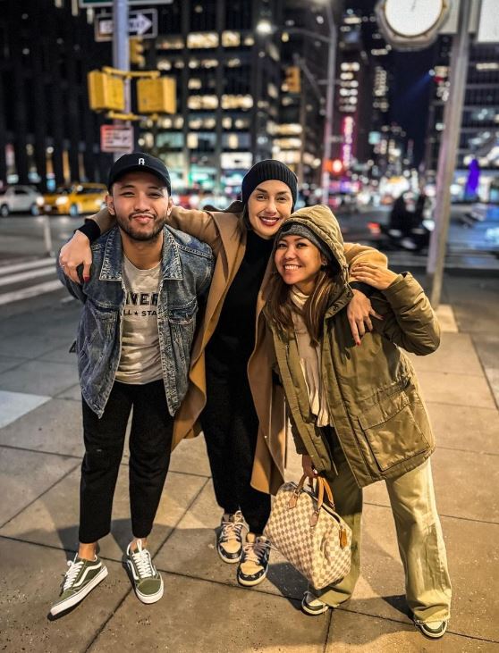 Sara Wijayanto with her friends