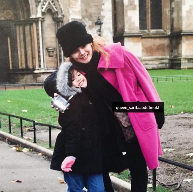 Shafa Aliya childhood picture with her mother
