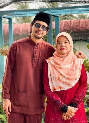 Shahidan Izwan with his mother