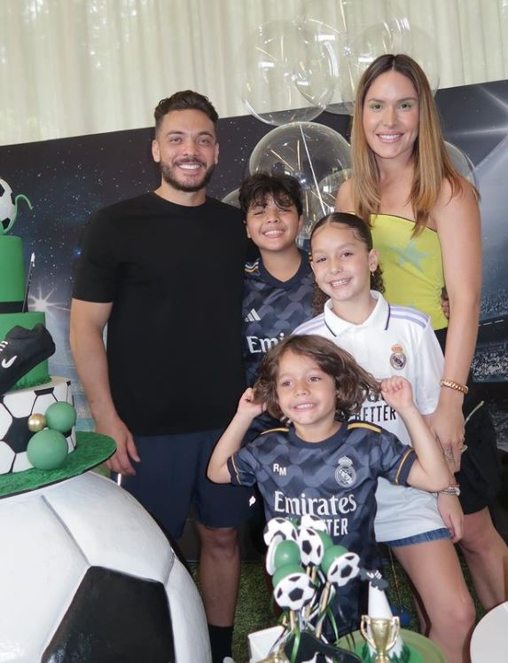 Thyane Dantas with her husband & kids