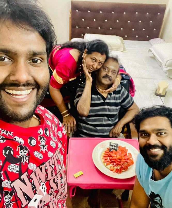 Vijayakanth with his wife and kids