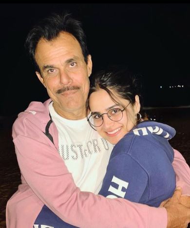 ayesha khan with her father