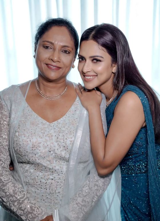 Amala Paul with her mother