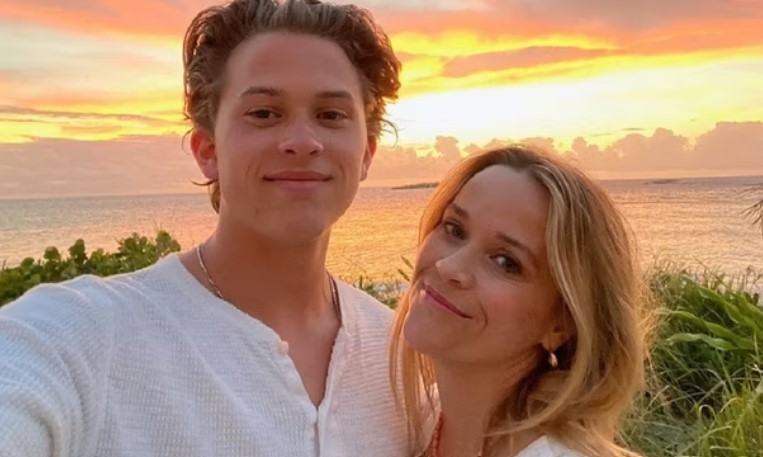 Deacon Reese Phillippe with girlfriend
