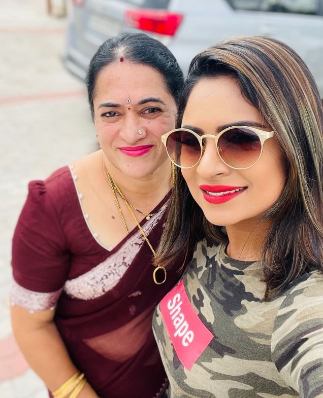 Deepika Das with her mother