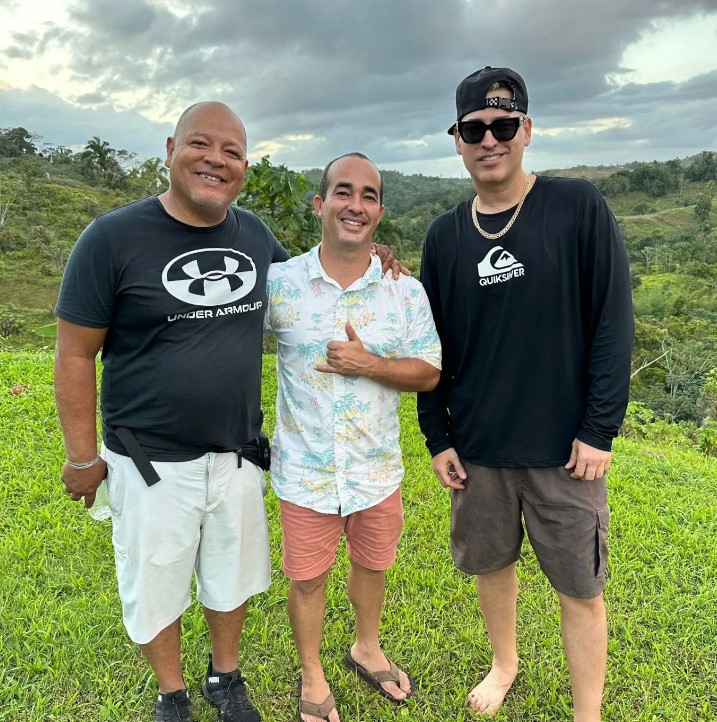 Eliezer Molina with friends