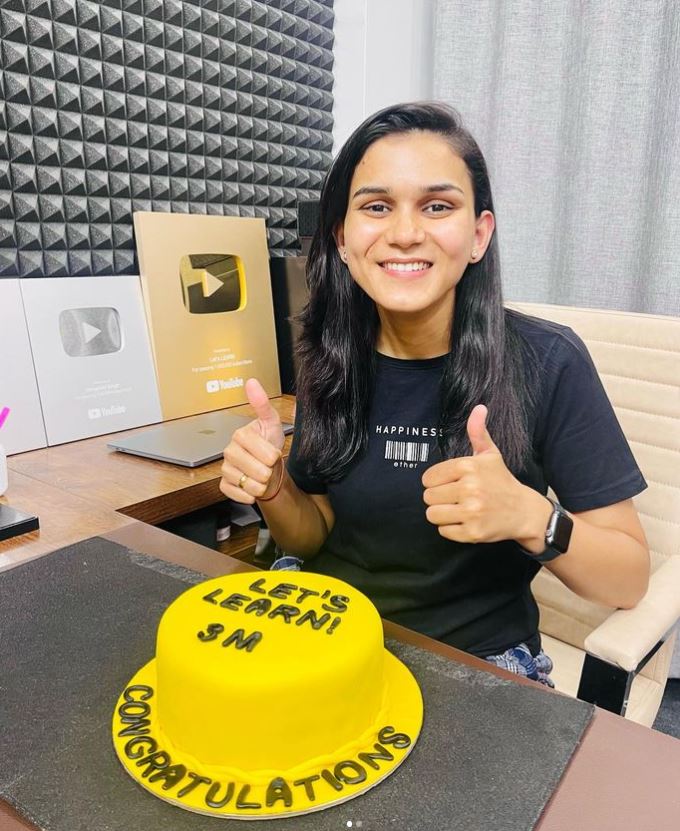 Himanshi Singh bio