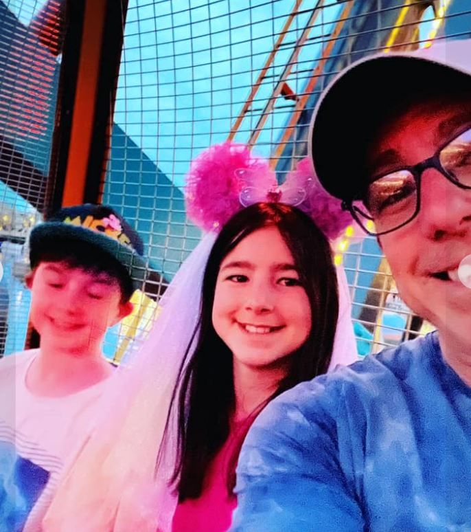 Jamie Lissow with kids