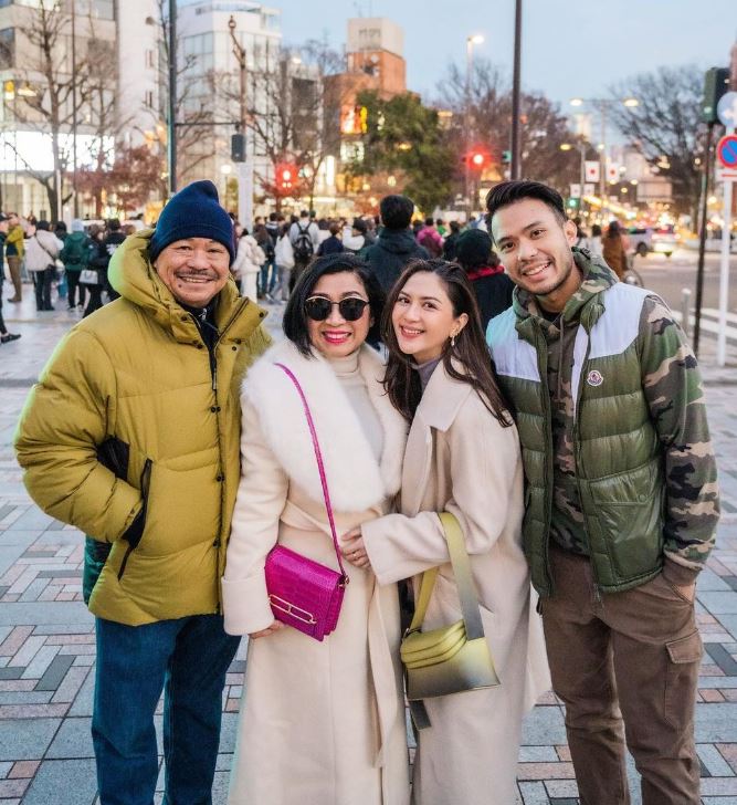 Jessica Mila with her family