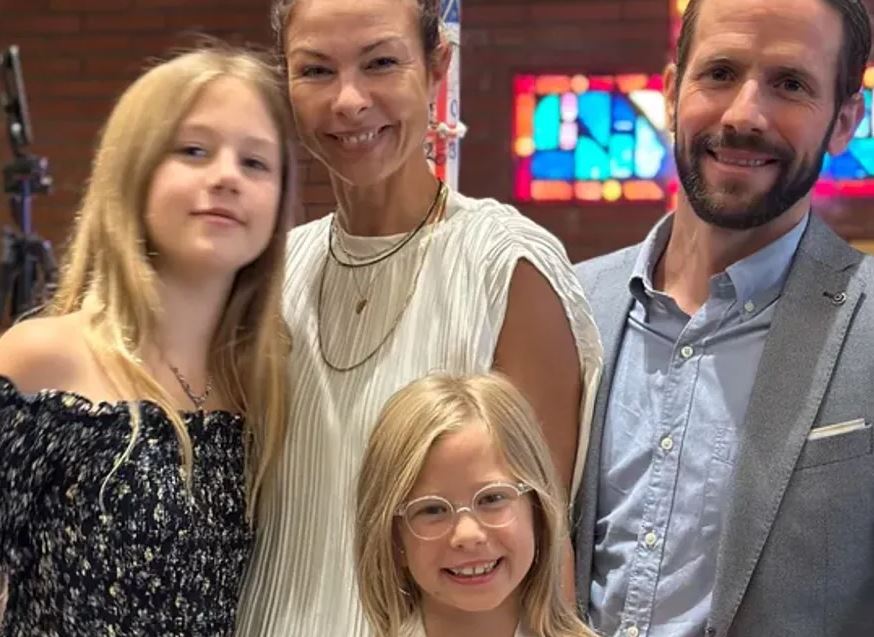 Jessica Muroz with her husband & Daughters