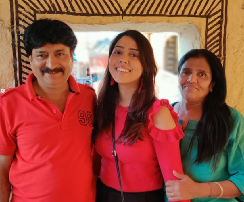 Jheel Mehta with her parents