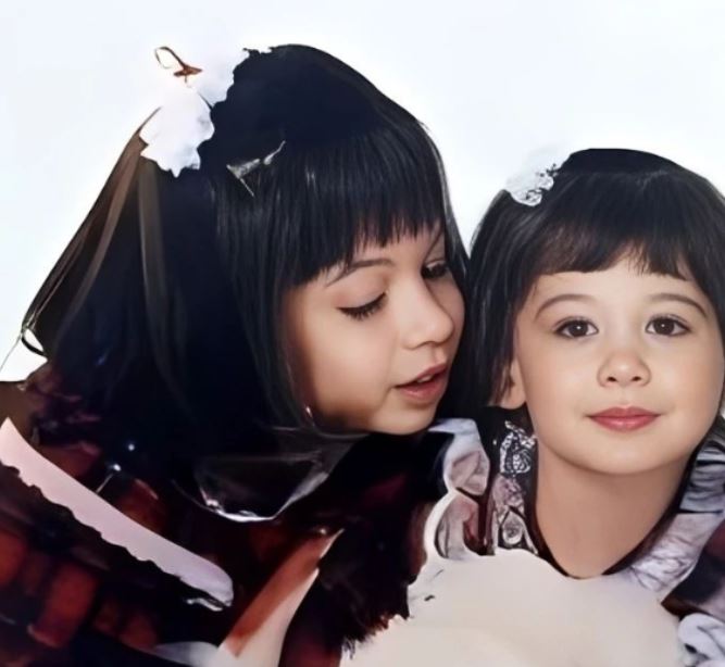 Kaitlyn Frohnapfel childhood picture with her sister