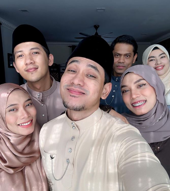 Khai Bahar with friends