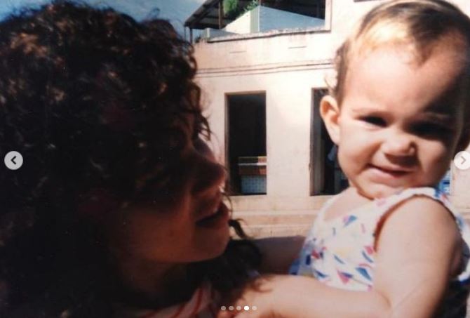Lara Silva childhood picture with her mother