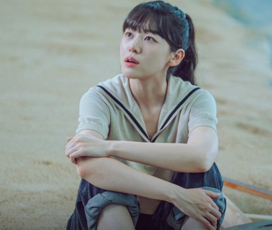Like Flowers in Sand Episode 9 plot