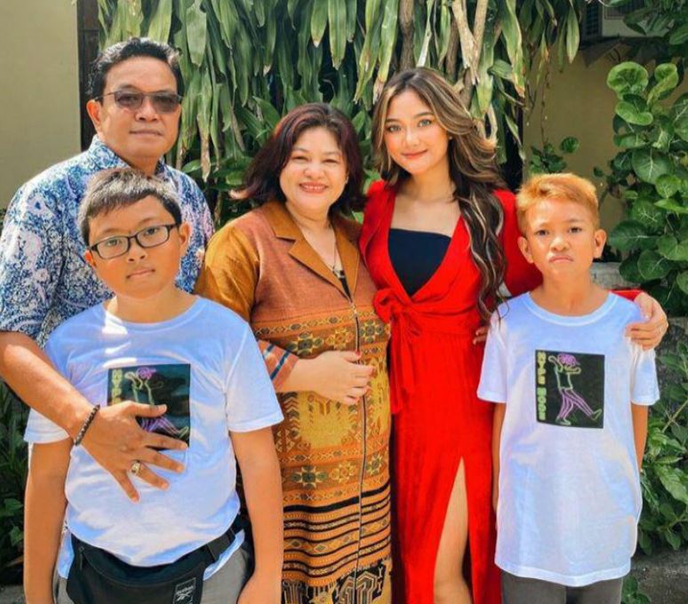 Marion Jola with family