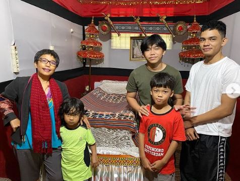Rukka Sombolinggi with friends