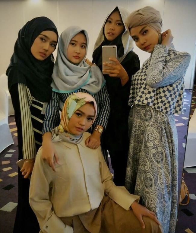 Salma Salsabil with her friends