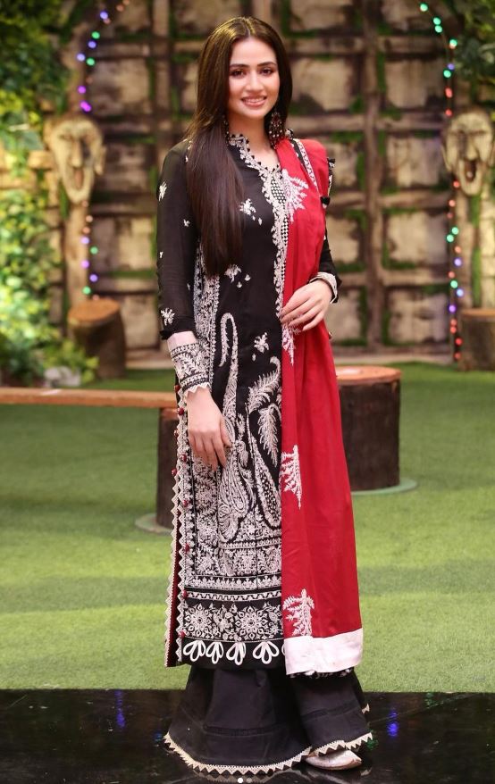 Sana Javed height