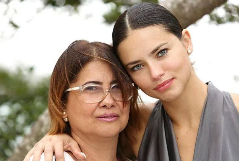 Adriana Lima with her mom