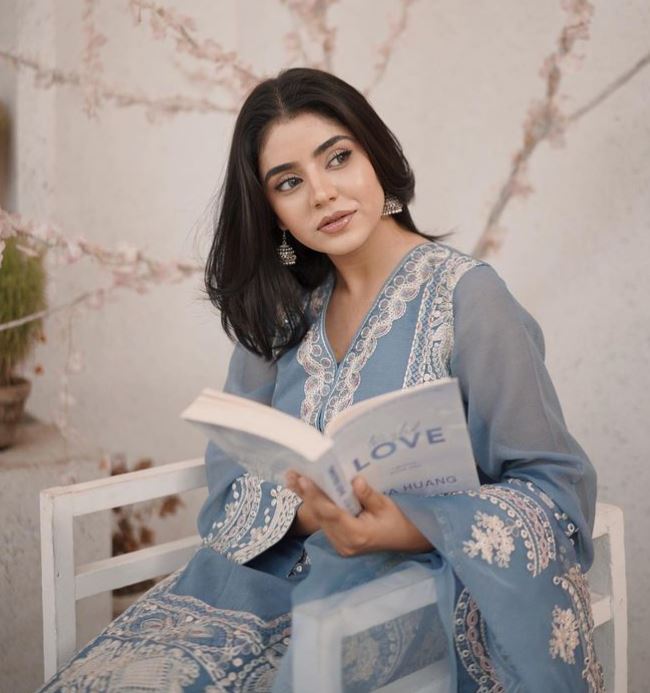 Areeka Haq Purple Dress Video