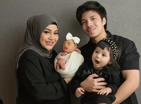 Aurel Hermansyah with her husband and kids