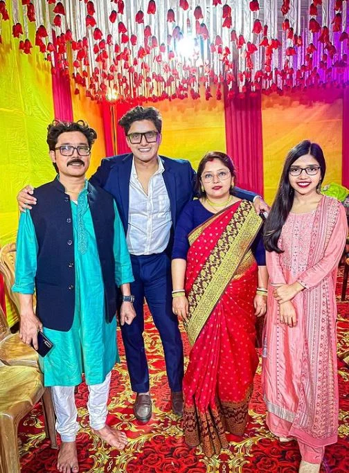 Canbee Lifestyle with his mother, sister, and father