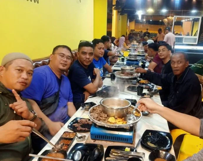 Cikgu Fadli Salleh with his friends