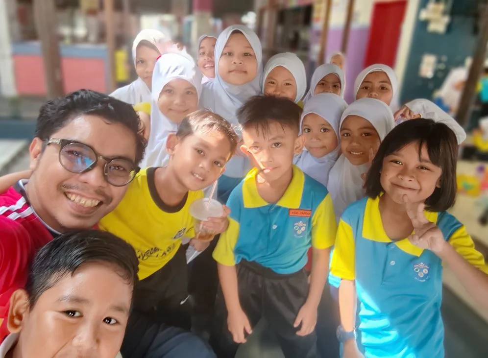 Cikgu Fadli Salleh with his students