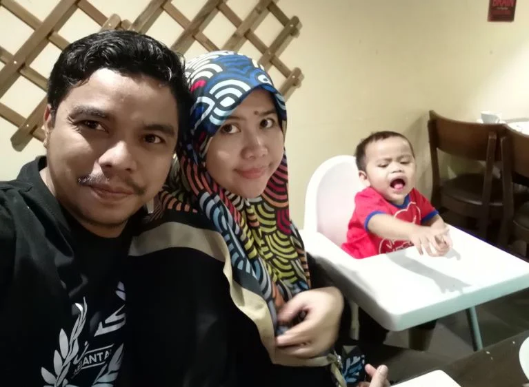 Cikgu Fadli Salleh with his wife and son