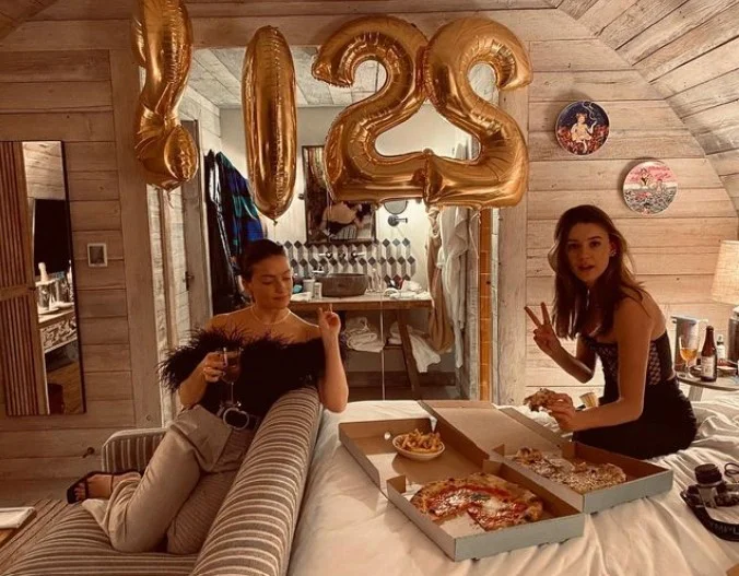 Daisy Edgar Jones with her friend