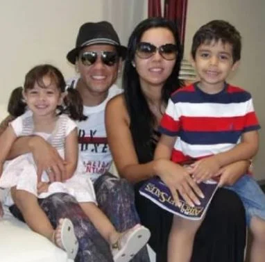 Dinora Santana old picture with her husband and kids