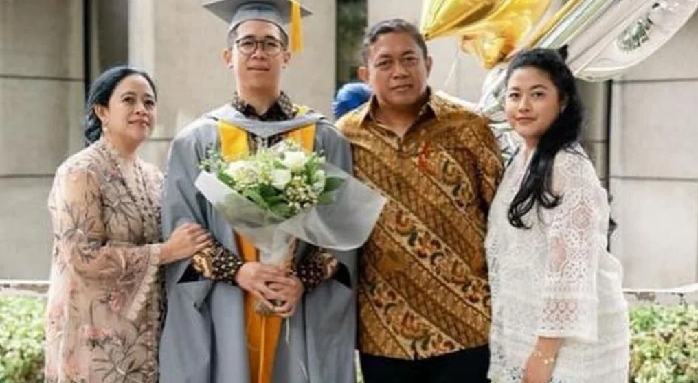 Hapsoro Sukmonohadi with kids