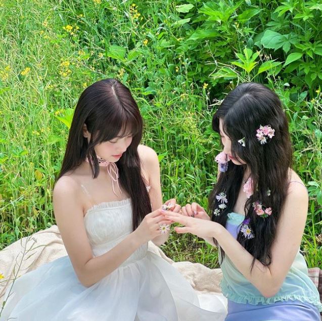 Hong Eunchae and her friend