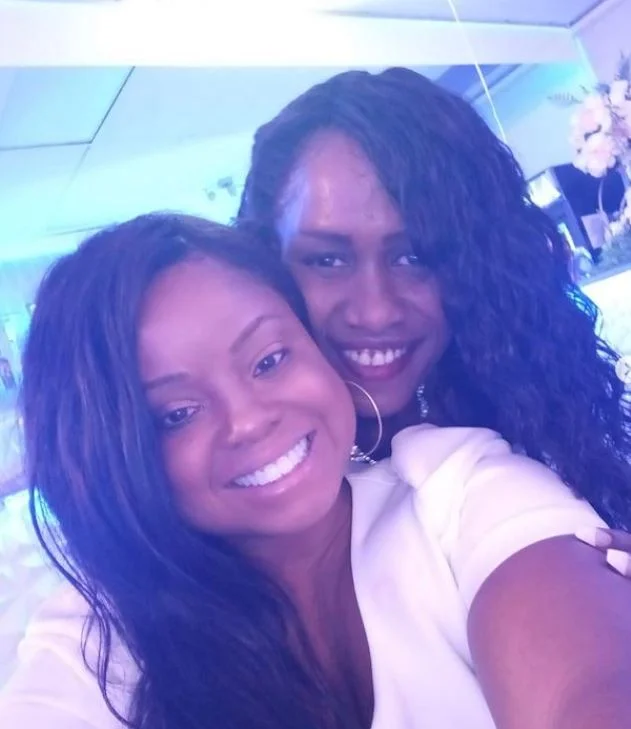 Hydeia Broadbent with her sister