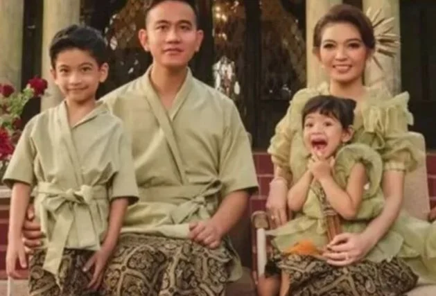 Jan Ethes Srinarendra with his parents and sister