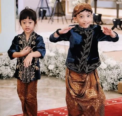 Jan Ethes Srinarendra with his sister