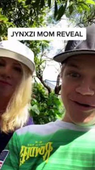 Jynxzi with his mother