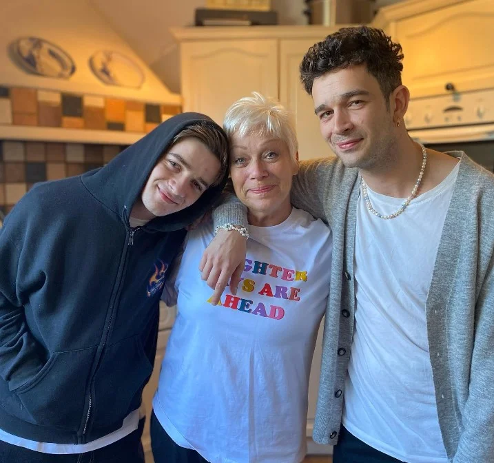 Matty Healy with his mom and brother