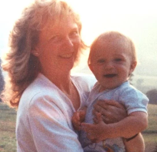 Paniz Zade childhood picture with her mother