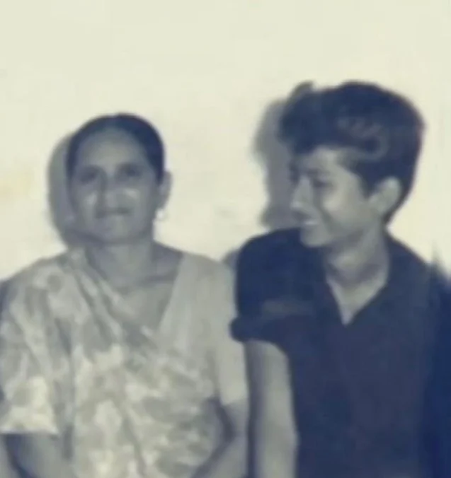 Pankaj Udhas' old image with his mom