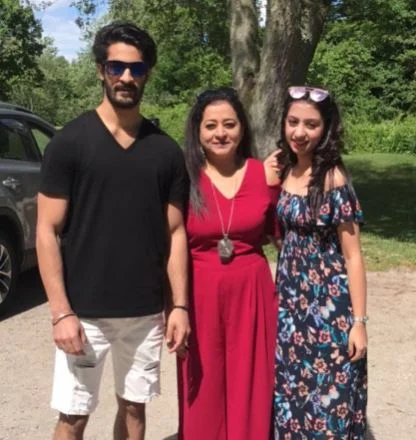 Pearl Kapur with his mother and sister