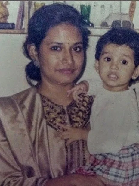 Samyuktha Viswanathan childhood picture with her mother