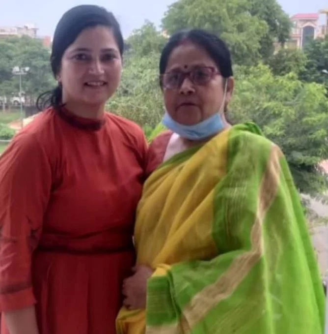 Shrestha Thakur with her mother