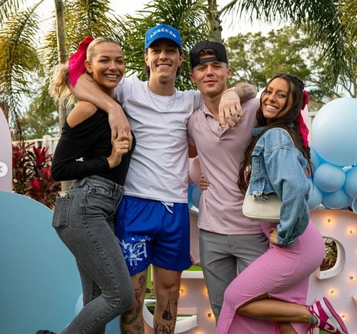 Tayler Holder with his friends